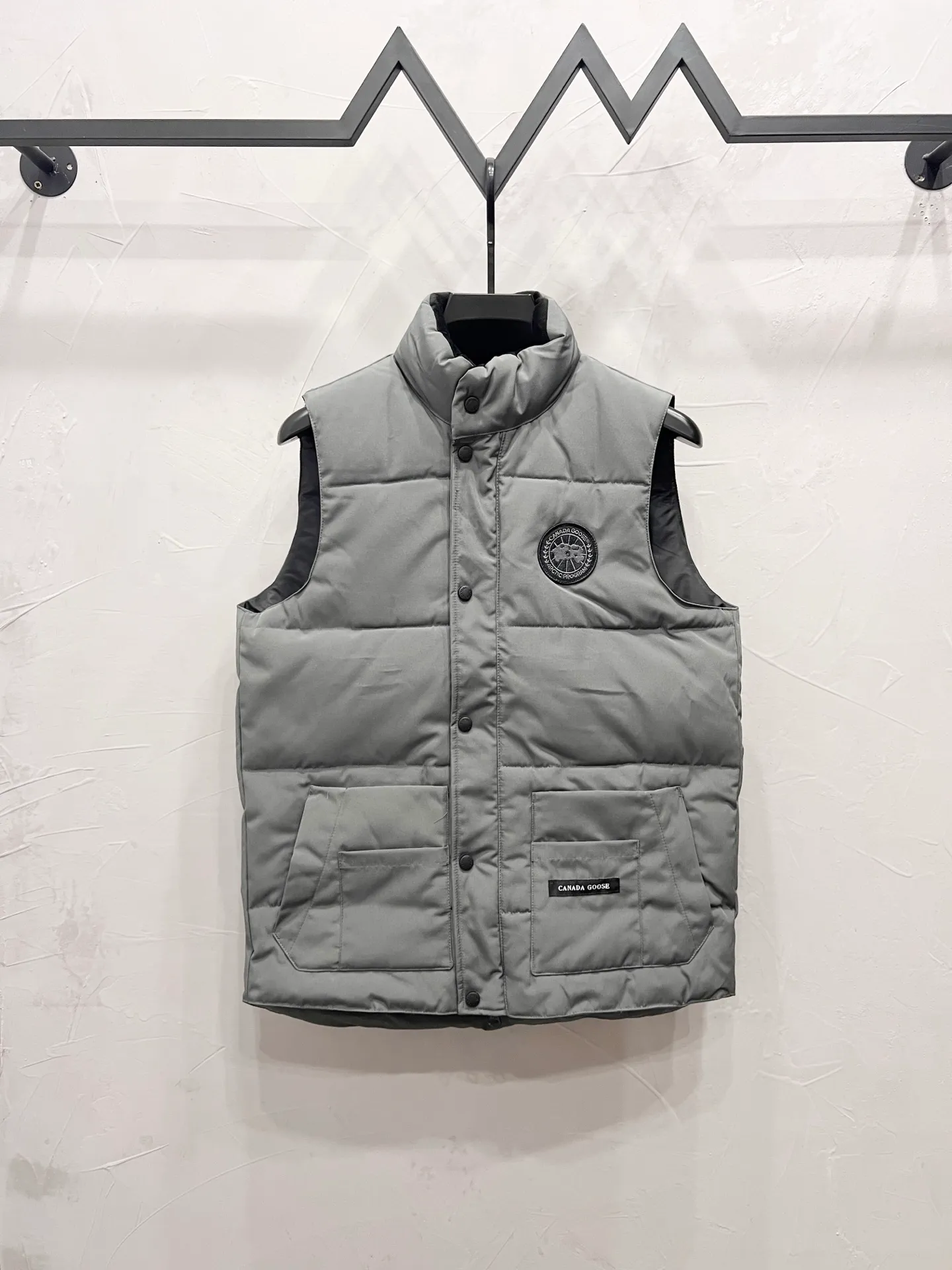P330 model number: YC29 Canada goose/Canada Goose 4154M Freestyle Crew down vest, using international 50 down, genuine original clothing, pay attention to the version, YKK double zipper, velvet on the back collar, more warm, zippered hidden pocket on the inside, genuine mesh pockets on the inside. If you need to compare with the genuine product, check it out at any time. Accessories are all customized from the original factory. The fabric is molded and customized according to the original version. It can be restored by kneading it at will (fabric interpretation: the harder the fabric, the better the waterproof performance. Only those who buy the latest authentic version this year will notice the softness and comfort of the fabric. Soft fabrics are waterproof and have memory rebound function, which is the authentic fabric). The down is synchronized with genuine white duck down, fluffy and not clumps. The original version of Big Goose is white duck down. It is not the goose down boasted by the world's random copywriting. It can be verified through any official channel. Customized authentic YKK double zipper military-grade copper core zipper puller. High hardness and no jamming. The original smoothness is restored. The workmanship and wiring are all controlled by workers with more than ten years of service. They must be horizontal and vertical. No crookedness. The inner wiring density is more sophisticated. Feel free to compare. Big goose label. Collar label. Washed label. Hangtag. Zipper rope. Pocket label. Collar velvet. Buttons. All details are updated simultaneously with the original version. The best version. A fighter in a world-famous vest. Compare to the entire network. Color: Black White Navy Blue Gray Gray Gray Label Size: S-XXL